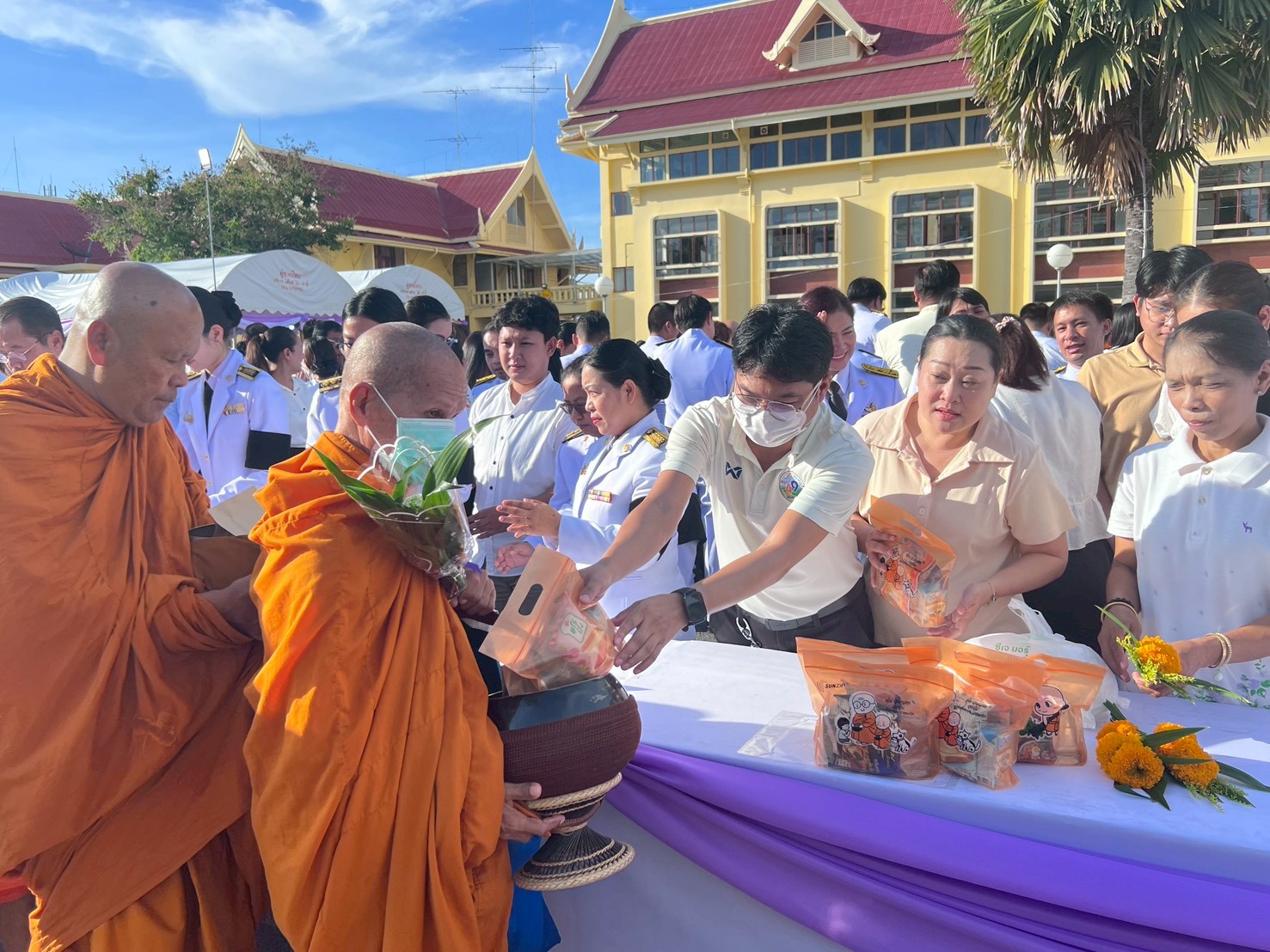 title - ปฏิรูปที่ดินจังหวัดเพชรบุรี พร้อมด้วย เจ้าหน้าที่ส.ป.ก.เพชรบุรี ร่วมพิธีเจริญพระพุทธมนต์และทำบุญตักบาตรถวายเป็นพระราชกุศล เฉลิมพระเกียรติสมเด็จพระนางเจ้าฯ พระบรมราชินี